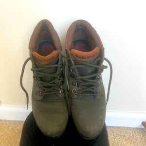 Army Green timberland  women boots. Leather upper, round toe, rubber sole